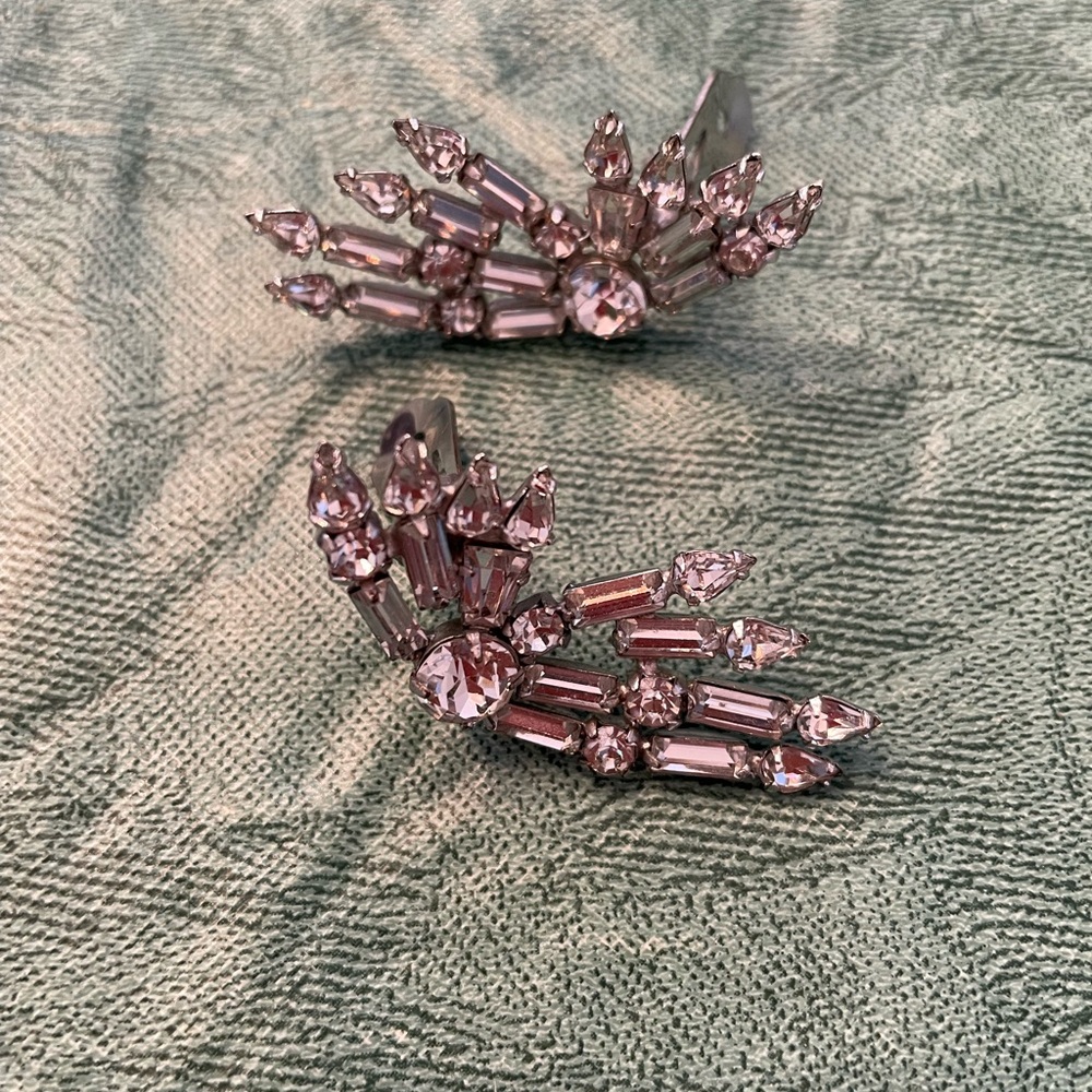 Stunning and elegant vintage clip on rhinestone earrings